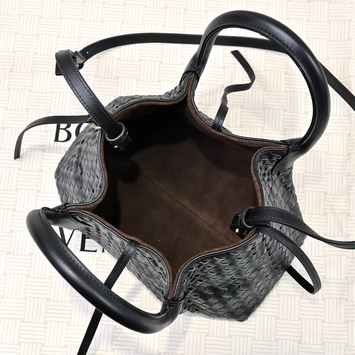 Batch 1760 BOTTEGA VENETA 2025 new product pinacoteca has super soft leather, and the weaving function, practicality and relaxed fashion sense have not fallen behind❤️‍🔥Amway has given sisters a must-have bag when going out. The size of the bag also accurately meets the commuting needs of urban beauties. It can accommodate mobile phones, keys, lipstick, powder, sunscreen, shopping bags...all of it! ! ! 🔥The capacity should not be underestimated~ It does not choose people, clothes, or occasions. With its majestic curved outline, exquisite woven texture, delicate edges and rounded handles, this woven vegetable basket bag truly achieves the goal of "dressing up and being fashionable without getting in the way"~ Are you interested in Jimei? Style number: 9004 Size: 24*15*12cm